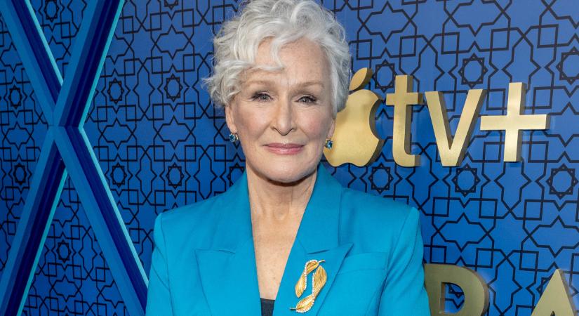 A 76 éves Glenn Close imádja a feltűnő színeket: a legmerészebb árnyalatokat is extra nőiesen viseli