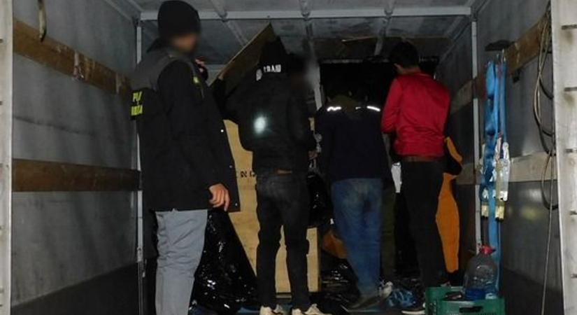 Egy tucatnál is több határsértőt találtak egy kisteherautóban megbújva Ártándnál