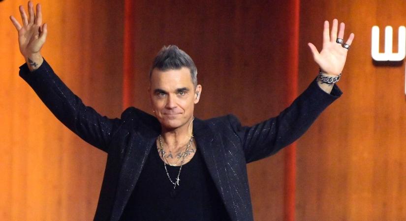 Robbie Williams csupasz felsőtesttel bolondozik – videó