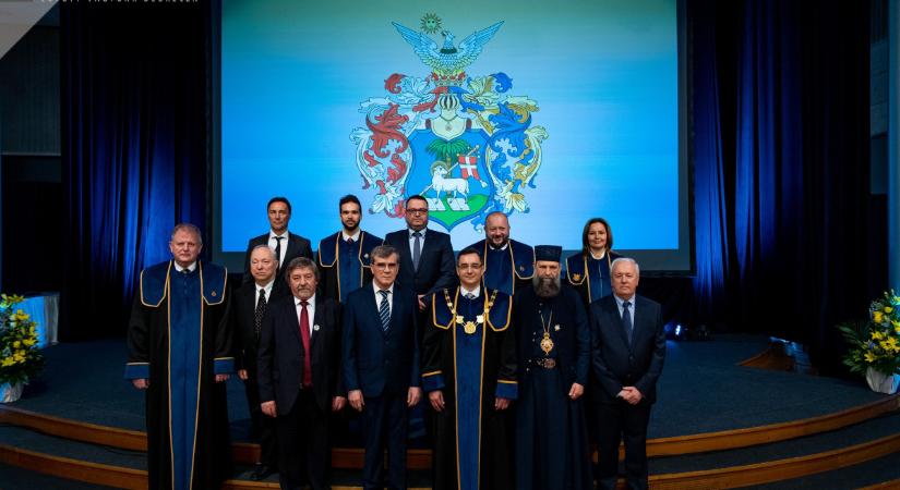 Újabb díszpolgárokkal gyarapodott Debrecen, díjat kapott az állami kézbe vett Alföld Nyomda vezérigazgatója is