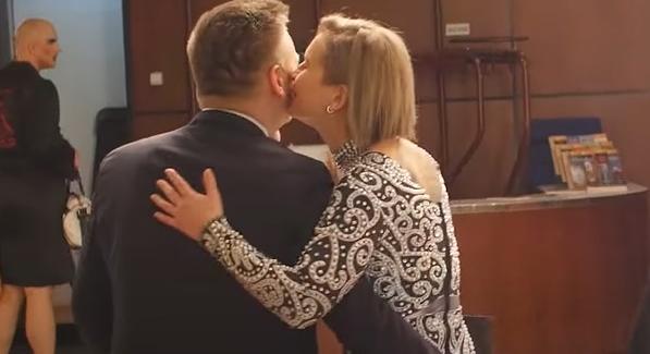 Áradt a szerelem az Átriumban: előadás közben kérték meg egy gyanútlan néző kezét - videó
