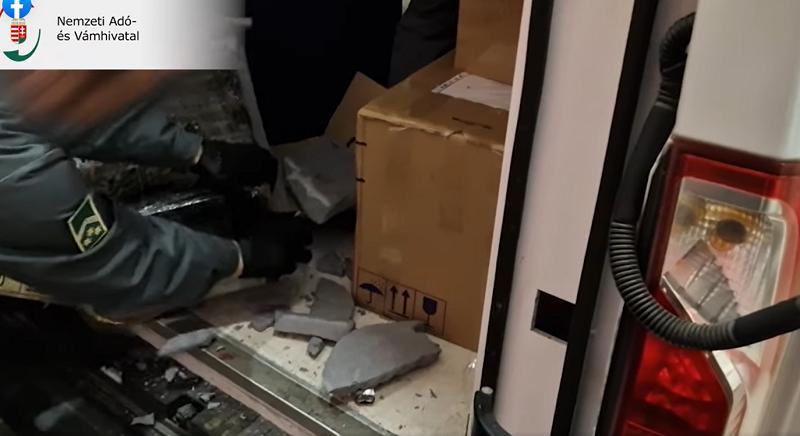 Hűtőkocsiban csempészte a cigit egy román sofőr, Hegyeshalomnál bukott le
