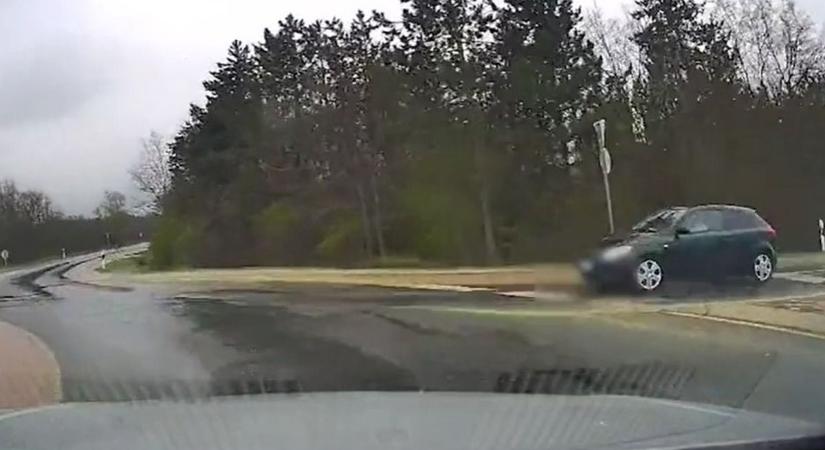 Ilyen nincs: nekiment a zámolyi körforgalomban szabályosan haladó kocsinak, majd fékezés nélkül továbbhajtott (videóval)