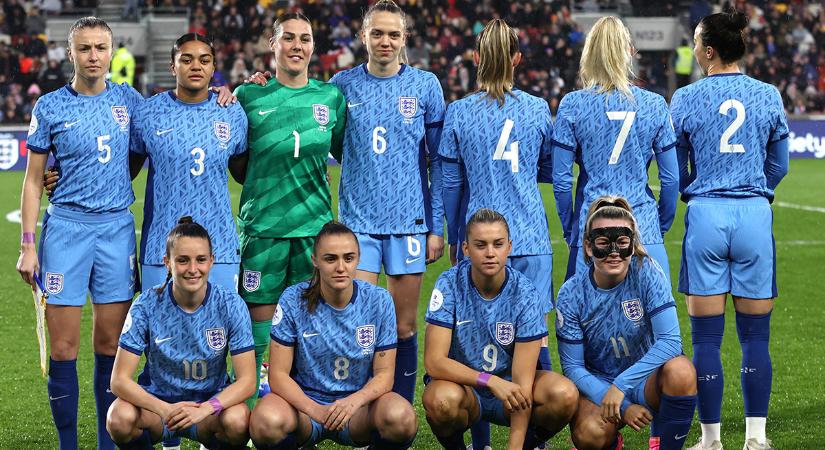 Női foci: az angolok és az ausztrálok különleges mezekkel hívták fel a figyelmet a demenciára