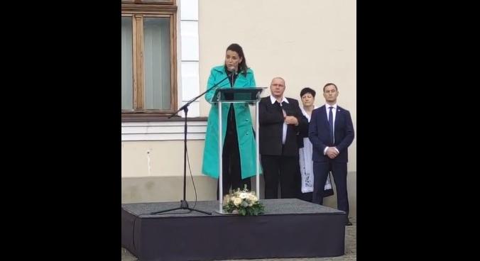 Román szélsőségesek zavarták meg Novák Katalin beszédét a nagykárolyi Kölcsey-szobor avatásán