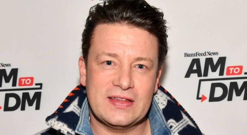 Jamie Oliver felesége lélegzetelállító volt a trópusi esküvőn: 23 év után házasodtak össze újra