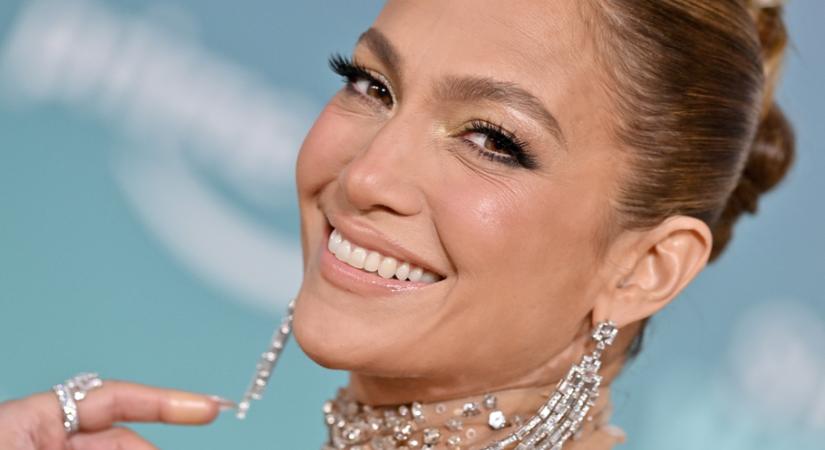 Jennifer Lopez virágos körmeit akarja most mindenki