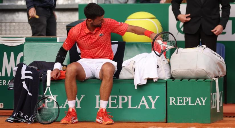 Novak Djokovic idegességében derékszöggé taposta az ütőjét, de így is kikapott