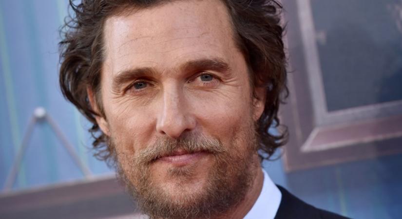 Hirtelen kezdett zuhanni Matthew McConaughey repülőgépe, a színész be sem volt csatolva: "Egyesek síri csendben ültek, mások hahotáztak"
