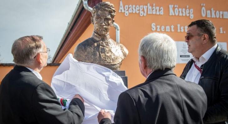 Petőfi-szobor díszíti a községházát Ágasegyházán