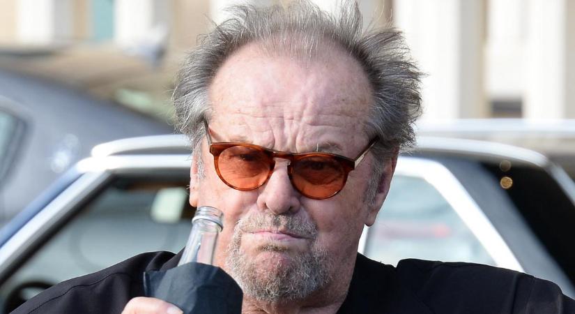 Másfél év után előkerült Jack Nicholson: kócosan, fakó narancssárga pólóban és buggyos mackóban szúrták ki a „remetét” – videó
