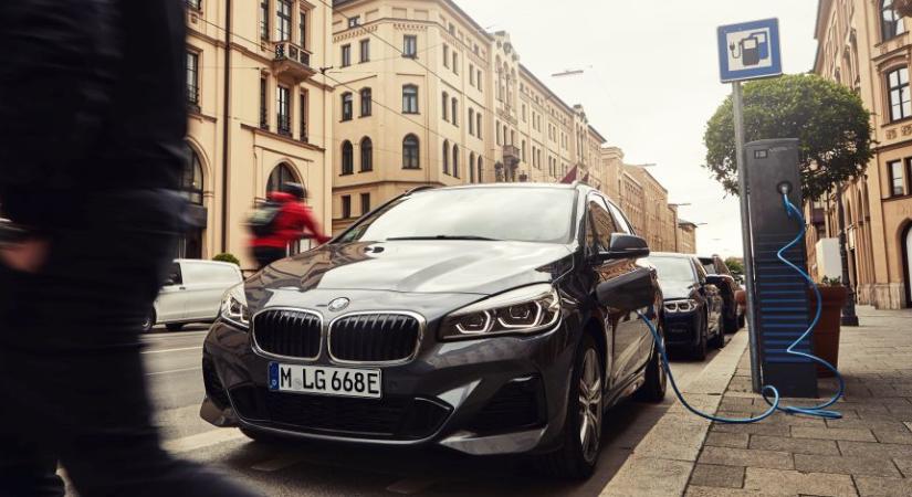Pontgyűjtés és ingyenes töltés lesz a BMW PHEV tulajoknak