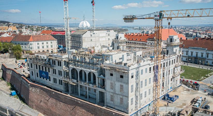 Bokréta díszíti a Budai Várnegyed új palotáját