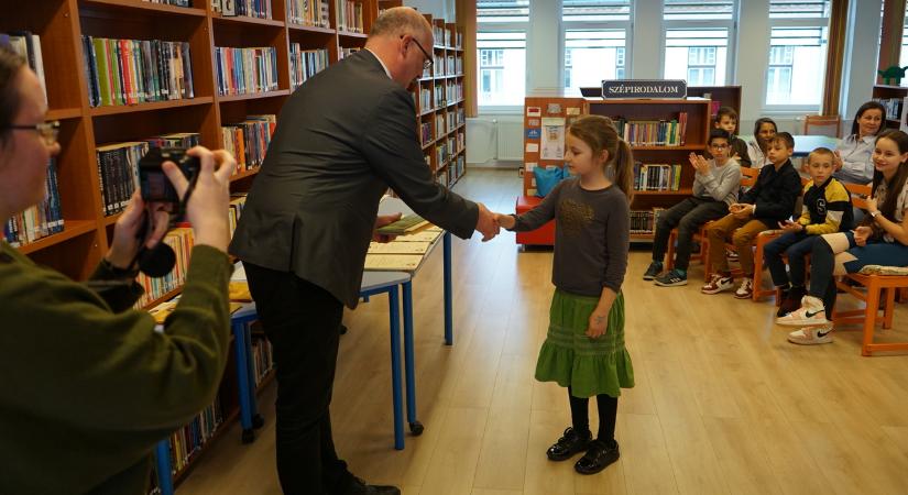 “Petőfi 200” olvasópályázat- Díjátadóval zárta a műveltségi versenyt a gyermekkönyvtár