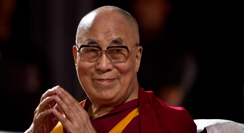 VIDEÓ: Újabb botrányba keveredett a dalai láma – most Lady Gaga combját „csiklandozta”