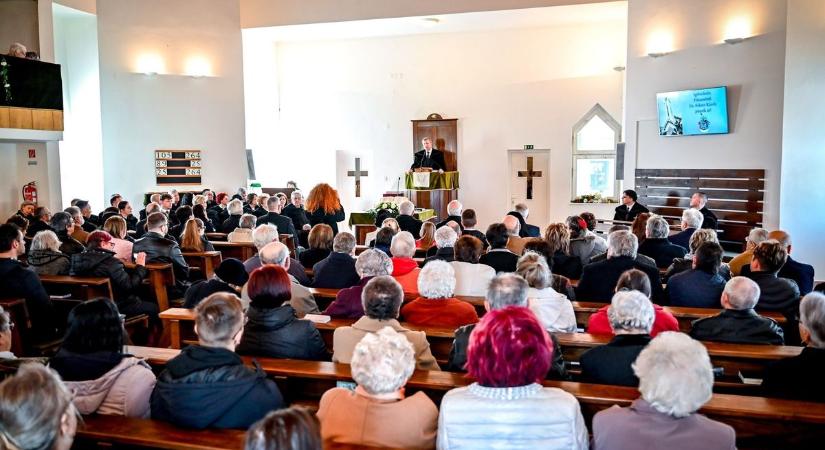 Ünnepi istentiszteleten iktatták be martfű új lelkipásztorát