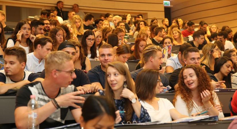 Aláírásgyűjtés az Erasmusért - A Nemzeti Ifjúsági Tanács szombathelyi elnökségi tagját, Simon Ádámot kérdeztük