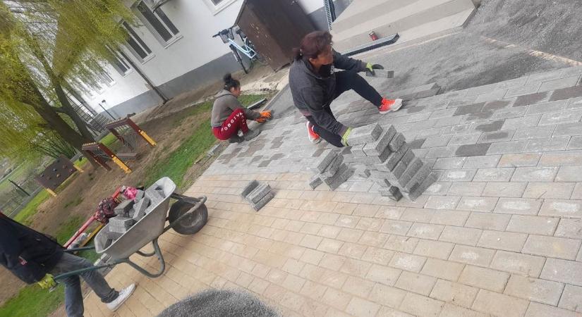 Régi álom vált valóra: önerőből készült el a konyha gazdasági bejárata Karancsságon