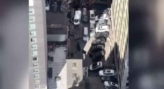 Beomlott egy parkolóház felső emelete, többen megsérültek