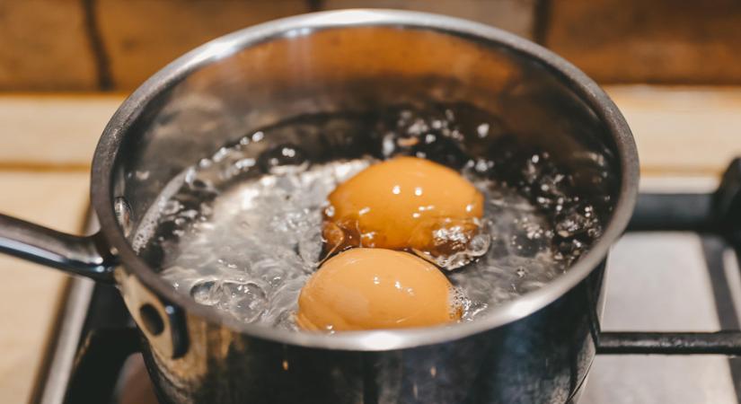 Folyton elreped a tojás főzés közben? Így akadályozd meg ezt a bosszantó hibát!