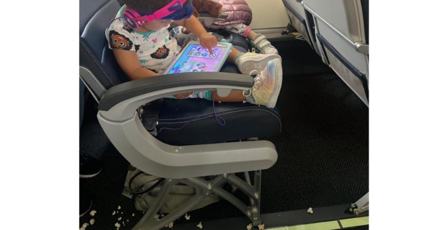 22 hetes várandós anyukával szedették fel a repülőn a gyereke által elszórt popcornt