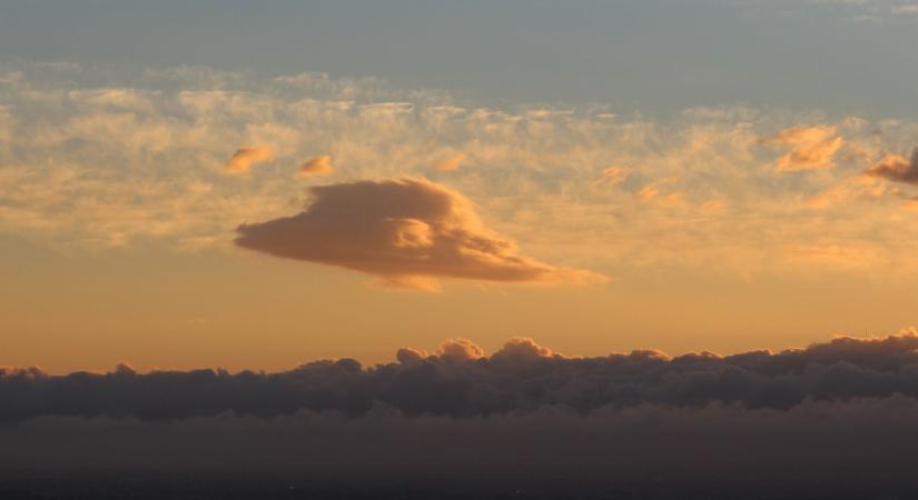 Felhők között rejtőzködő UFO-t vehettek videóra
