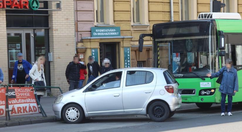 Busszal ütközött egy személyautó a pécsi Árkád bejárata előtt
