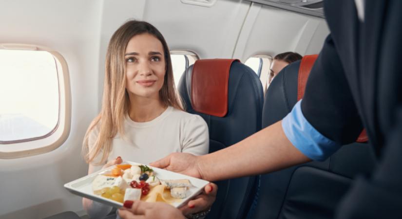 Inkább ne kérj ételt a repülőn: egy légiutas-kísérő elárulja, hogy miért kellene visszautasítanod