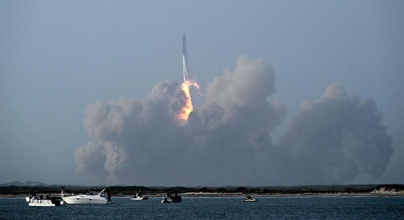 Percekkel a kilövése után felrobbant a SpaceX 120 méter magas űrrakétája
