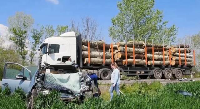 Fékezés nélkül rohant bele a farönköket szállító teherautóba, meghalt a 28 éves sofőr