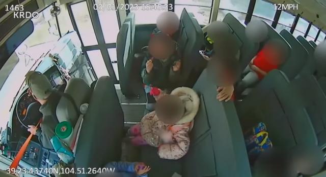 Direkt nyomott satuféket az iskolabusz sofőrje, hogy megleckéztesse a gyerekeket, bántalmazással vádolják