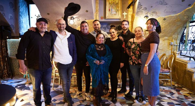 Megnyílt Budapest első autentikus roma kultúrklubja: ebéd után jövendőt is mondanak