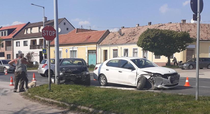 Helyszíni fotókon a nagy tatai csattanás: a kocsi kereke is kitört az Ady Endre úton