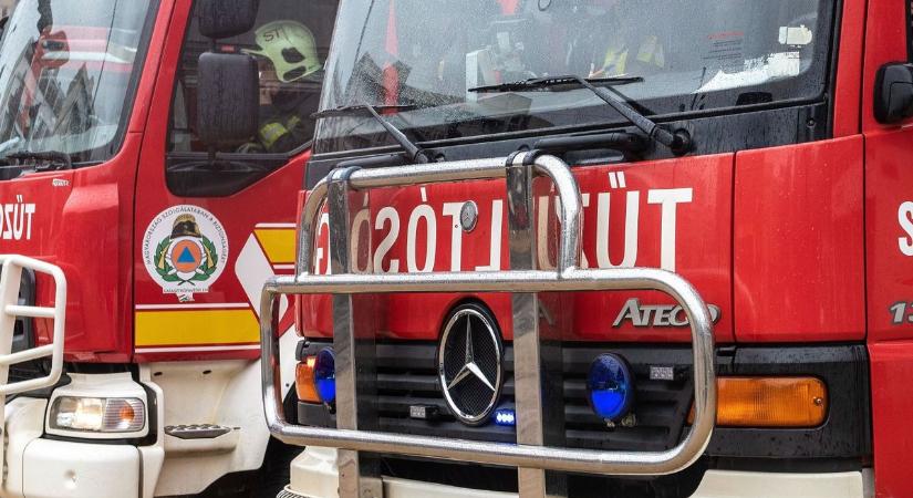 Szénné égették a szomszéd telekről átterjedő lángok a pótkocsit Márkházán