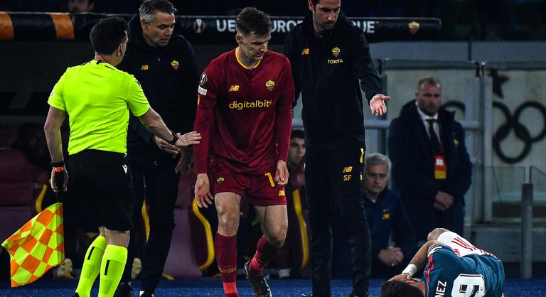 Az AS Roma másodedzője lerántotta az ellenfél játékosát, azonnal piros lapot kapott