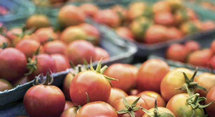 Már a boltok bejáratánál fel kell tüntetni az akciós termékeket