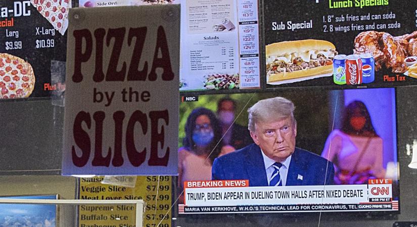 Trump beleharapott egy szelet pizzába, aztán megkérdezte a híveitől, hogy kérnek-e belőle
