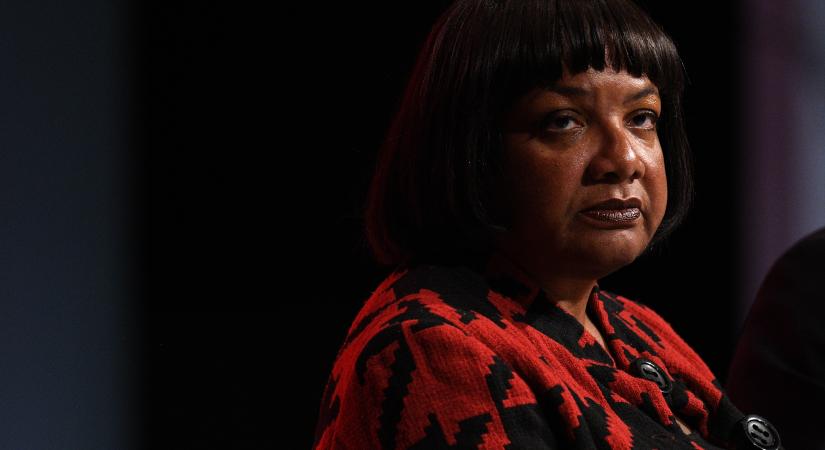 Felfüggesztették a munkáspárti képviselőt, aki arról írt, hogy csak feketéknek kell rasszizmussal együtt élniük