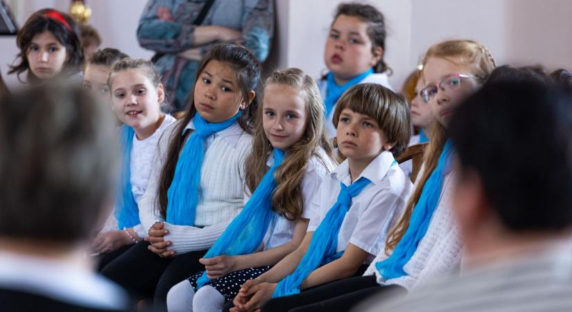 A gregorián énekektől a kortárs zenéig szállt a dal