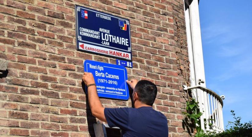 Belgiumban kettős utcanevekkel folyik a párbeszéd, nálunk levernék a Horn Gyula sétány utcatábláját
