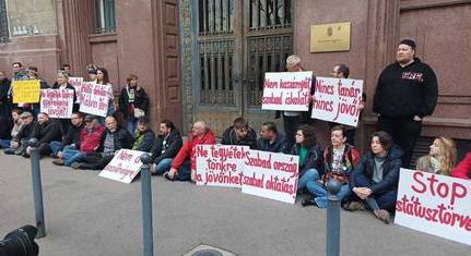 Eltorlaszolták a tiltakozók a Belügyminisztérium bejáratát - videó
