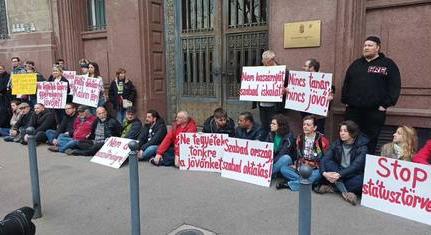 Eltorlaszolták a tiltakozók a Belügyminisztérium bejáratát – videó
