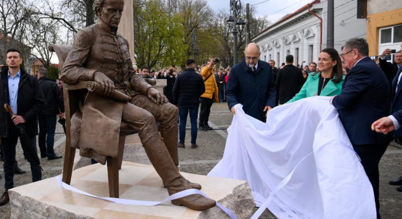 Megbírságolták a nagykárolyi polgármesteri hivatalt a Kölcsey-szobor miatt