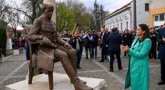 Bírság lett a Novák Katalin jelentlétében felavatott szoborból