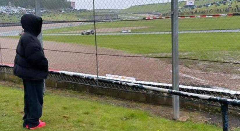 Álruhában, a nézők között szurkolt a testvérének Lewis Hamilton - videó, képek