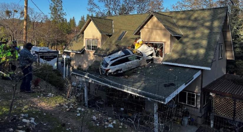 Rejtély, hogy zuhanhatott terepjáró egy kaliforniai ház tetejére