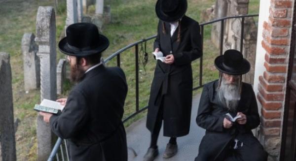 Több tíz ezer orthodox zsidó érkezett Magyarországra, hogy megemlékezzen a bodrogkeresztúri csodarabbira