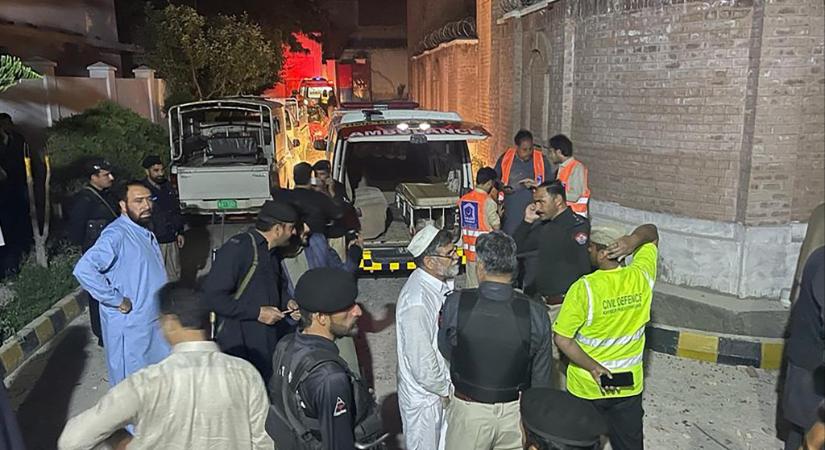 Robbanásokat jelentettek a pakisztáni terrorelhárítás egyik irodájából, többen meghaltak