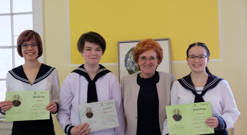 Ezüstdiplomás diákot ünnepelhetett az Eötvös az Arany János versenyen