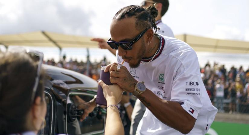 Gyúrás közben fotózták a kockás hasú Lewis Hamiltont